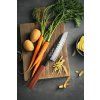Nóż Santoku HEZHEN PM8S na desce do krojenia