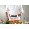 Nóż Santoku XinZuo Ji X08E w ręce