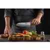 Nóż Santoku XinZuo Jiang B46W w ręce
