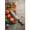 Nóż Santoku XinZuo Jiang B46W na desce do krojenia