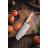 Nóż Santoku HEZHEN Master B30S na desce do krojenia