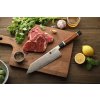 Nóż szefa kuchni XinZuo F5C na desce do krojenia