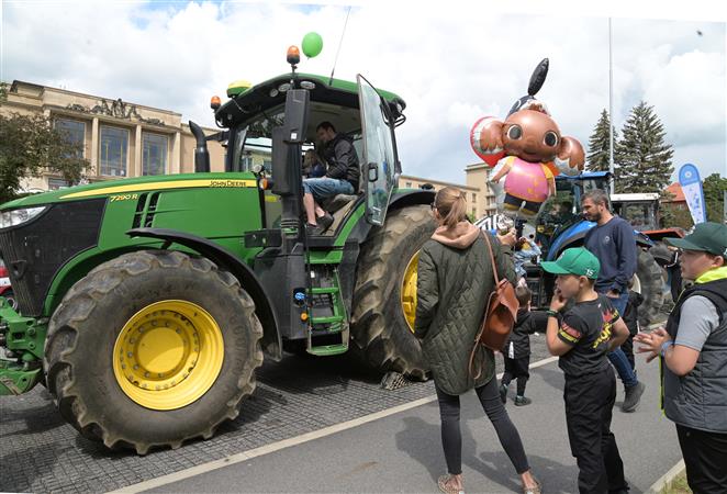 divadlo-patri-detem-traktor_1