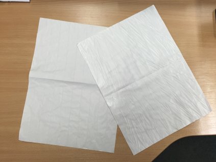Balící papír s folií 35x50 cm (cena je za 12,5kg)