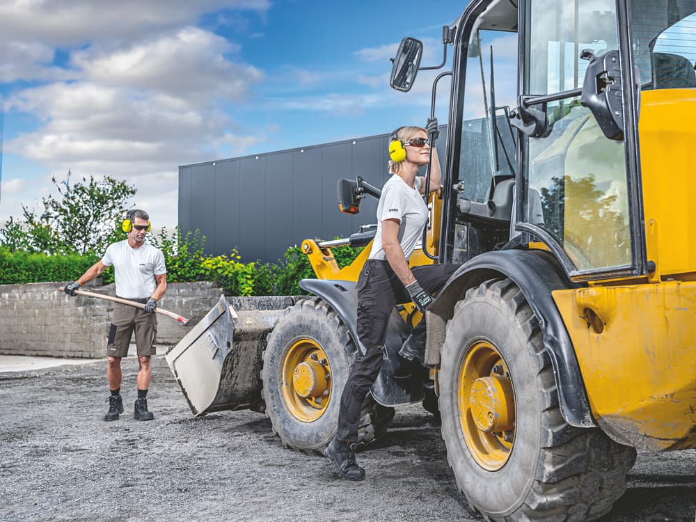 uvex K20 hi-viz v pracovním prostředí