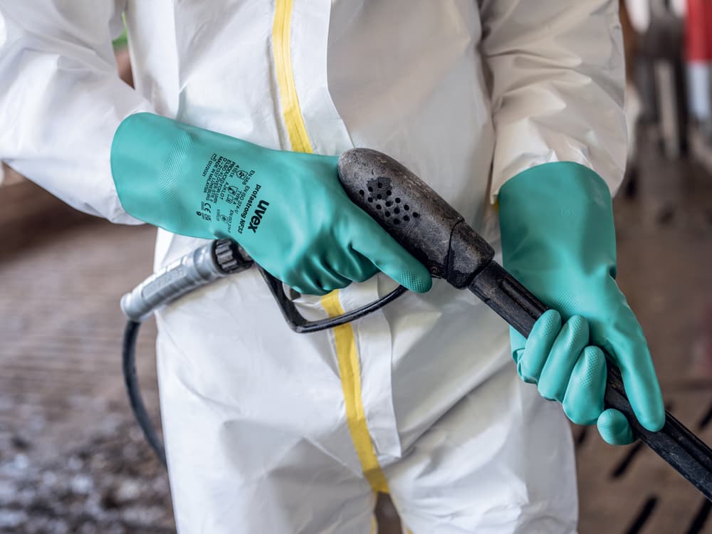 Chemicky odolné rukavice uvex profastrong NF33 při práci