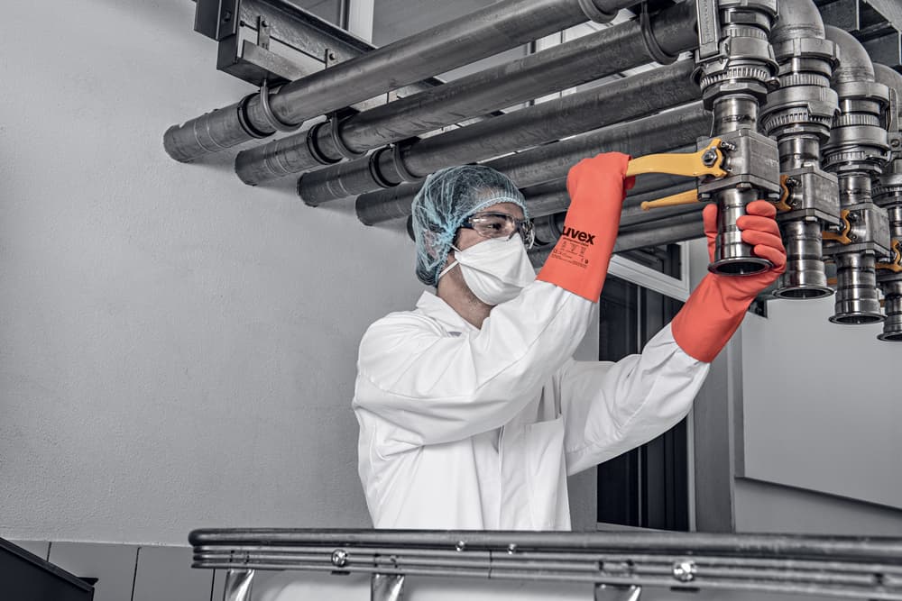 Použití rukavic uvex profaprotect CN34 při práci s chemikáliemi