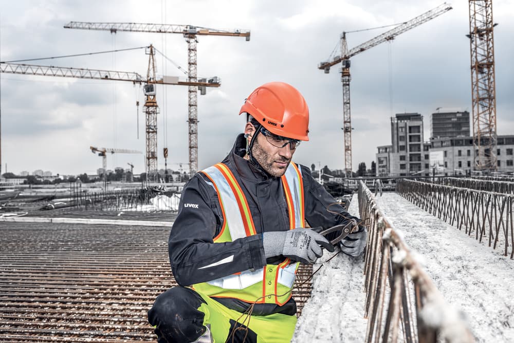 Ochranné rukavice uvex unidur 6659 foam v pracovním prostředí