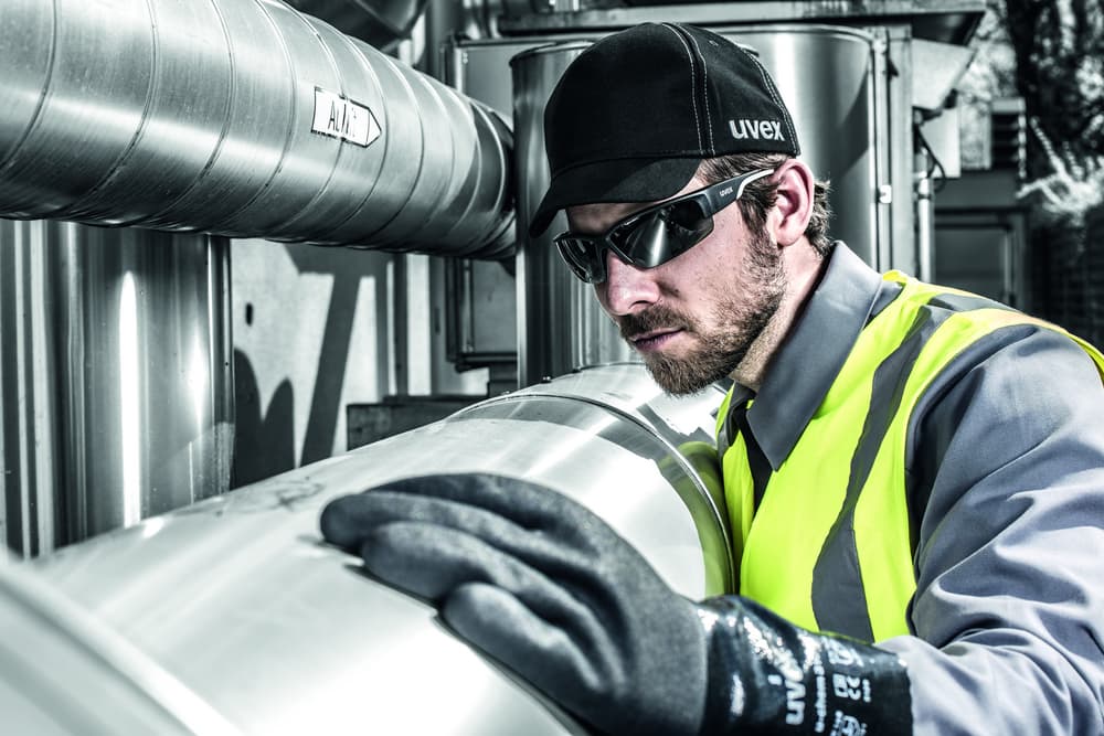 Chemicky odolné rukavice uvex u-chem 3100 při práci