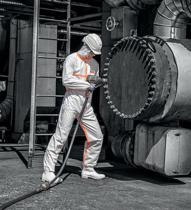 Ochranný overal uvex 4B s oranžovými lepenými švy