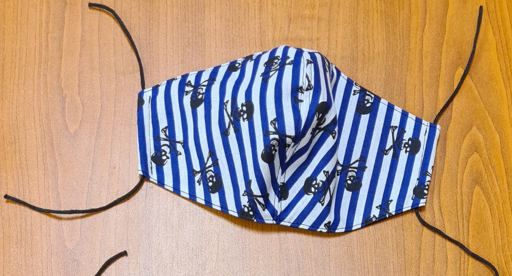 YACHTSHOP Rúško námorný motív modré s lebkami