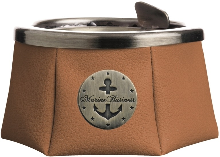 MARINE BUSINESS Popolník s vekom LEATHER cognac  Ashtray With Lid Windproof – Premium Grey