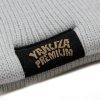 Šedá zimní pletená čepice Yakuza Premium 3779G s logem značky a elastickým lemem. d