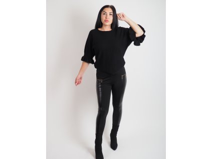 Čierny sveter s volánovými rukávmi