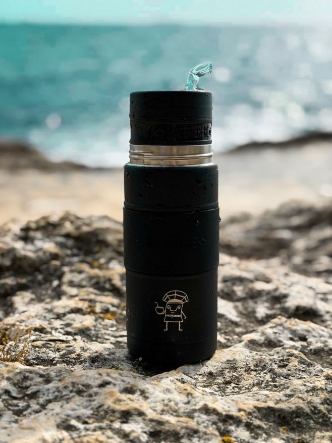 Heading out on your next trip? 🌊🚙 Yerbee Thermos will keep your drink for hot or cold for hours. And its built-in infuser...