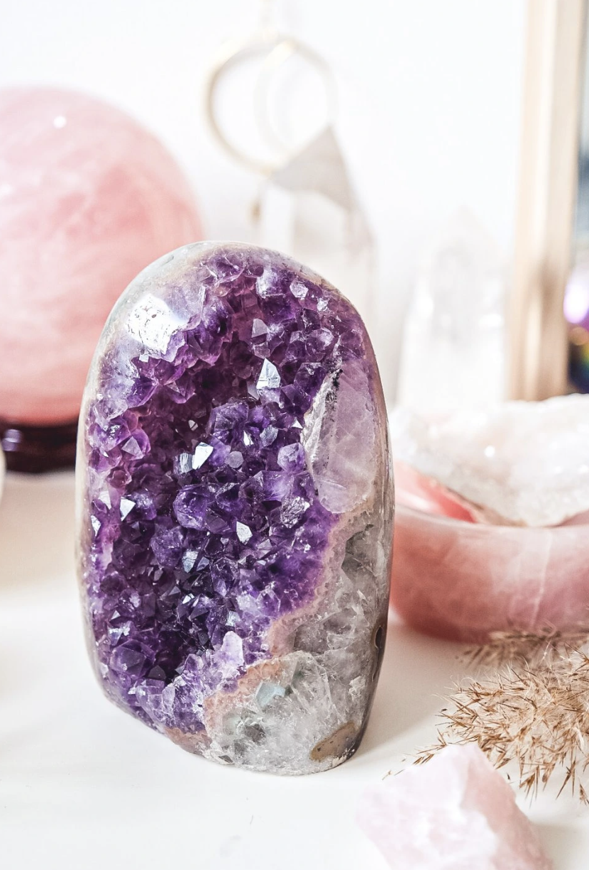 AMETYST – KÁMEN DUCHOVNÍHO KLIDU A OCHRANY PRO MĚSÍC LISTOPAD