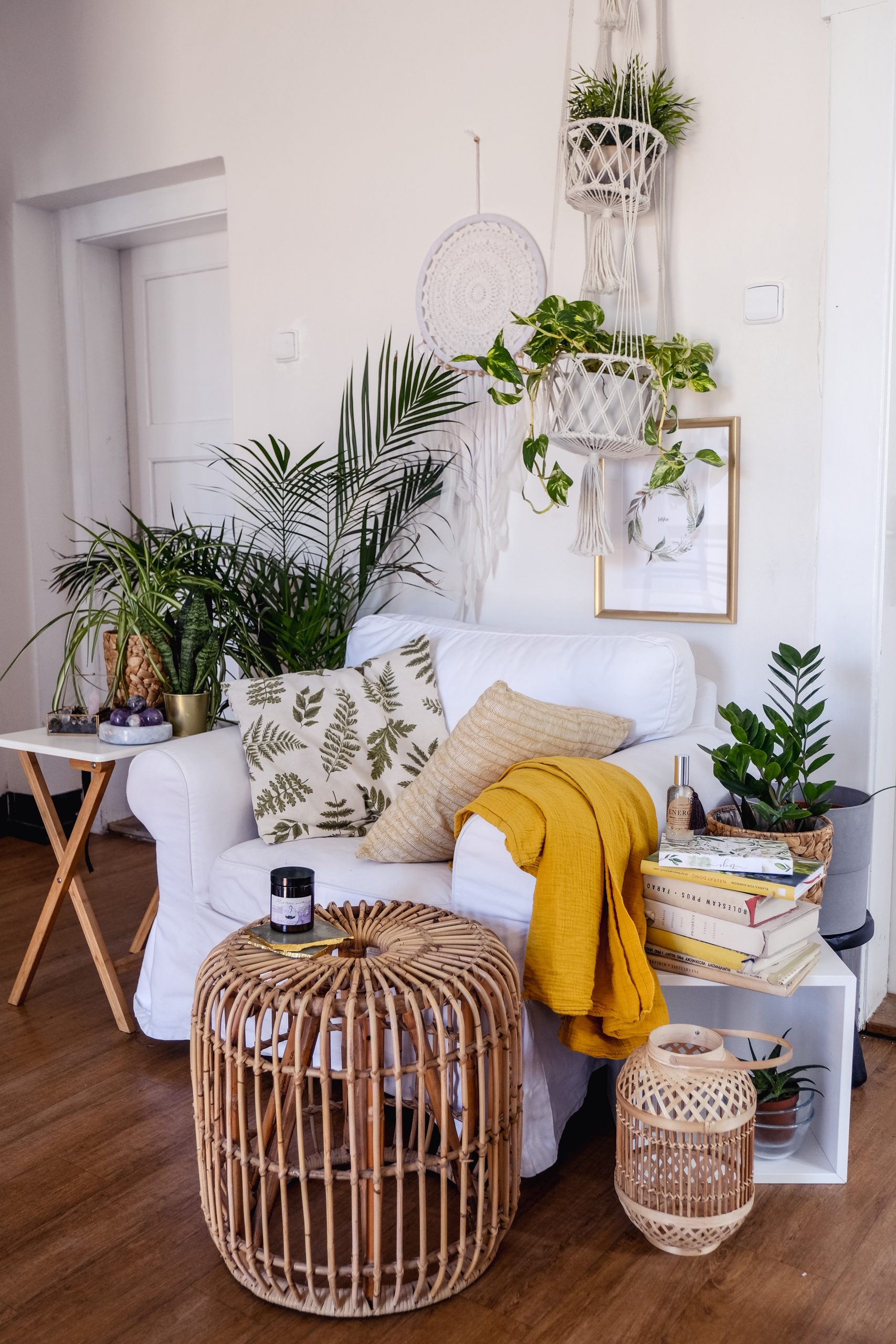 KLIDNÝ KOUTEK NA ČTENÍ PLNÝ POZITIVNÍ ENERGIE