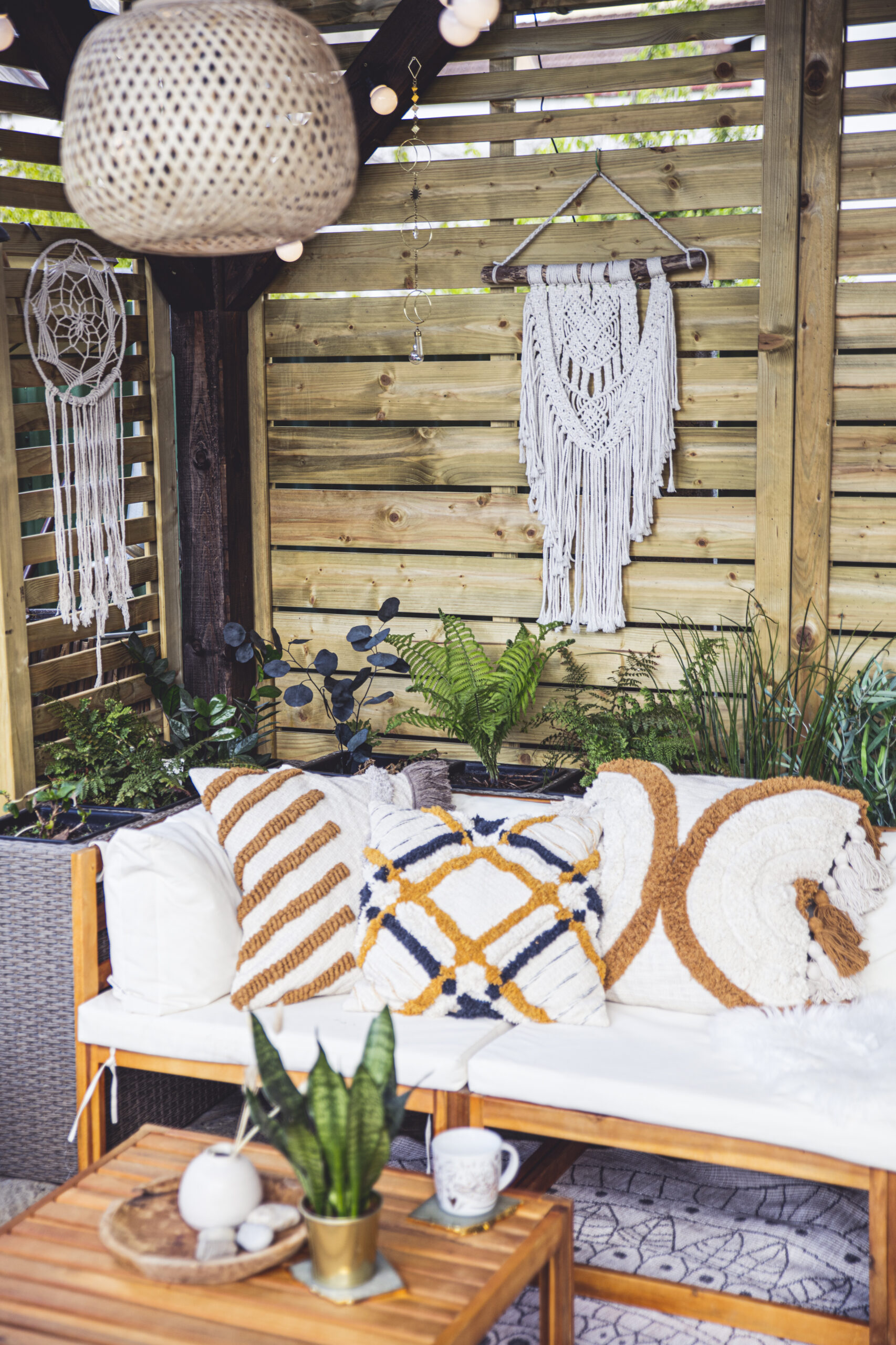 PETRA VÁS ZVE K ÚTULNÉMU POSEZENÍ POD OŘECHEM