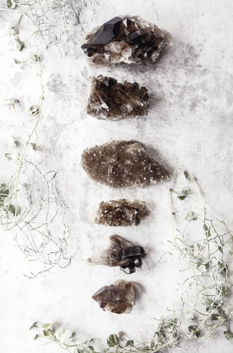 KOUŘOVÝ KŘIŠŤÁL – KÁMEN KLIDU A PŘIJETÍ ZMĚN PRO MĚSÍC ŘÍJEN