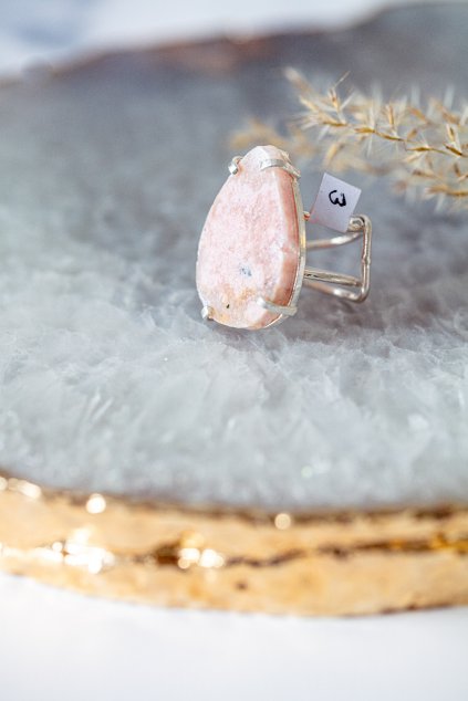 Prsten s leštěným růžovým ametystem - postříbřený