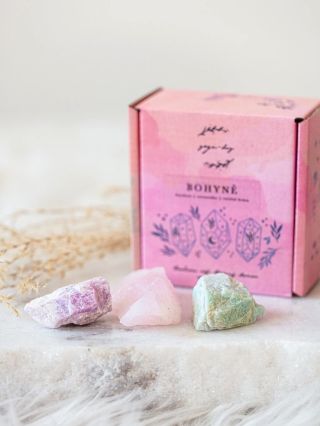 Milujeme energii surových kamenů. Proto sety se surovými kameny dostaly nový kabátek. ✨ každý kámen v krabičce přebírá...