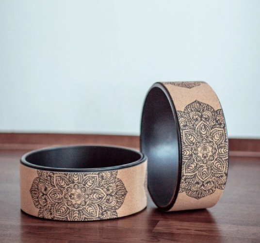 Pomůcky na jógu: Jak vám mohou pomoci prohloubit jógovou praxi?