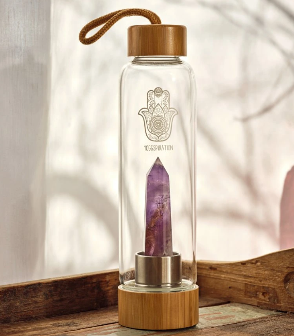 Skleněné lahve s krystalem – spojení hydratace a přírodní energie