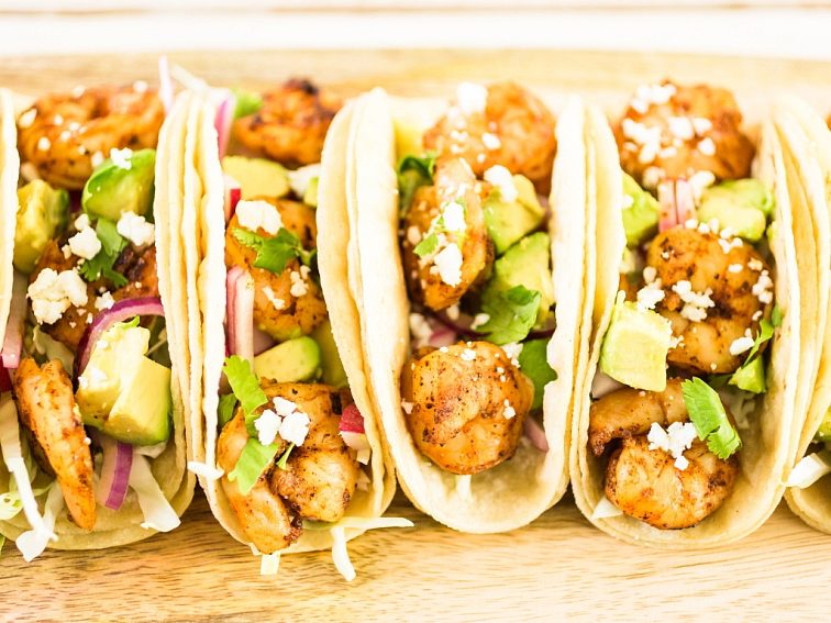 Mexické tacos s mäsom, zeleninou a salsou
