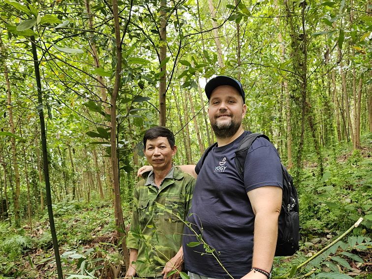 Robo Žáček s miestnym farmárom v horách severného Vietnamu