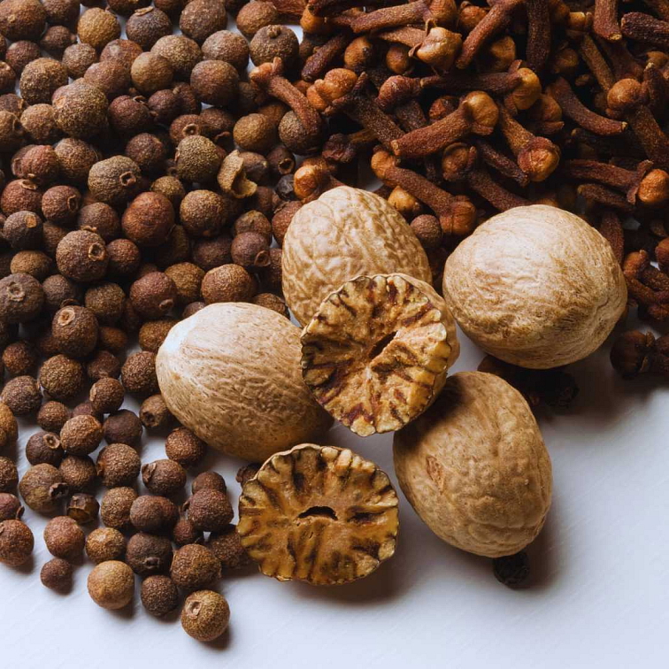 Nové korenie, muškátový orech a klinčeky zo zmesi Pumpkin Spice