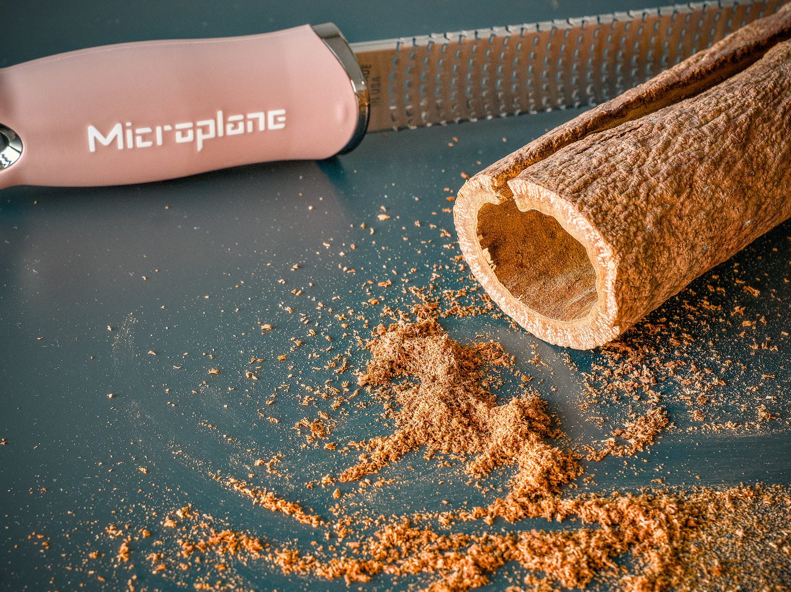 Strúhadlo Microplane Premium Classic Zester v pudrovo ružovej farbe a celá škorica