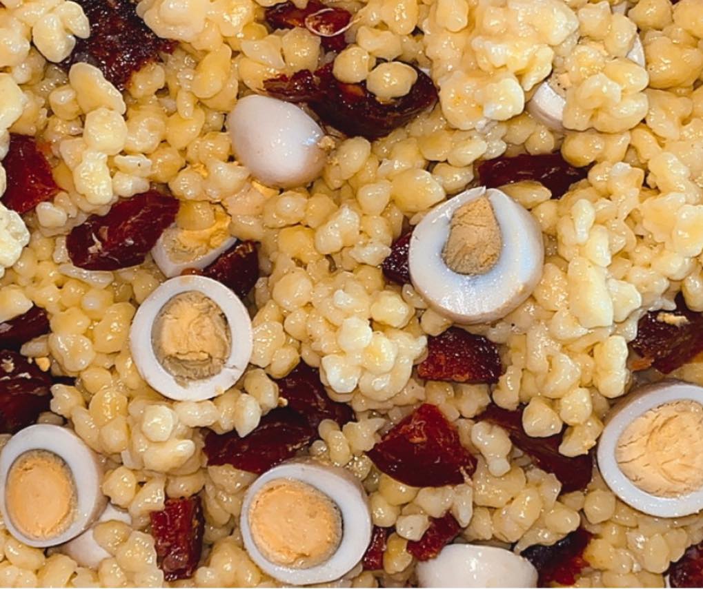 Rakott tarhonya kolbásszal és fürjtojással