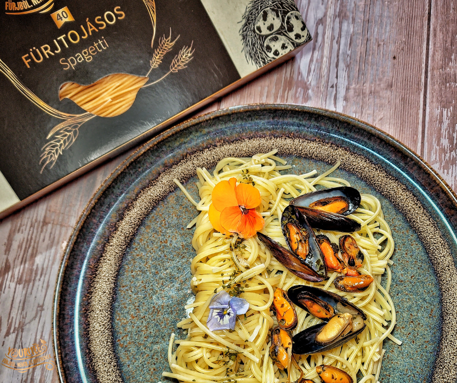 Spagetti fekete kagylóval és fűszernövény olajjal