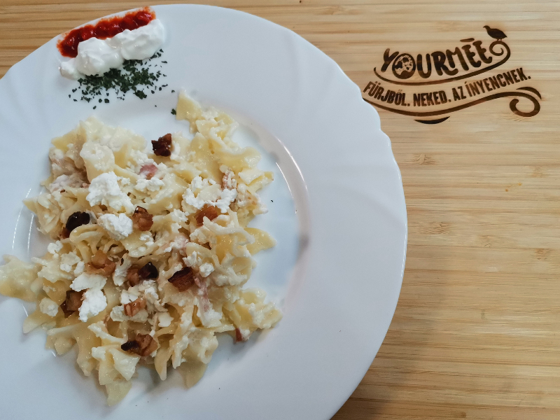 Túrós tészta fürjtojásos fodroskockával