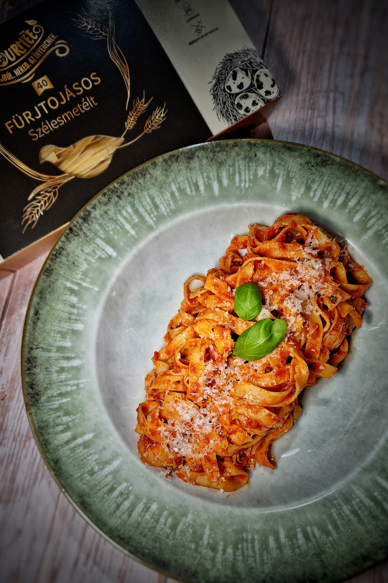 Kolbászos tészta krémes paradicsomszósszal