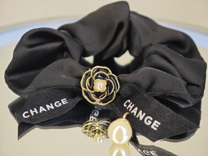 Saténová scrunchie s perlou a květem BELLE CHANGE