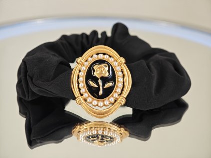 Černá scrunchie s perlovým rámem a zlatou růží ROYAL ROSE