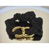 Černá scrunchie s kovovou ozdobou MIDNIGHT LUXE
