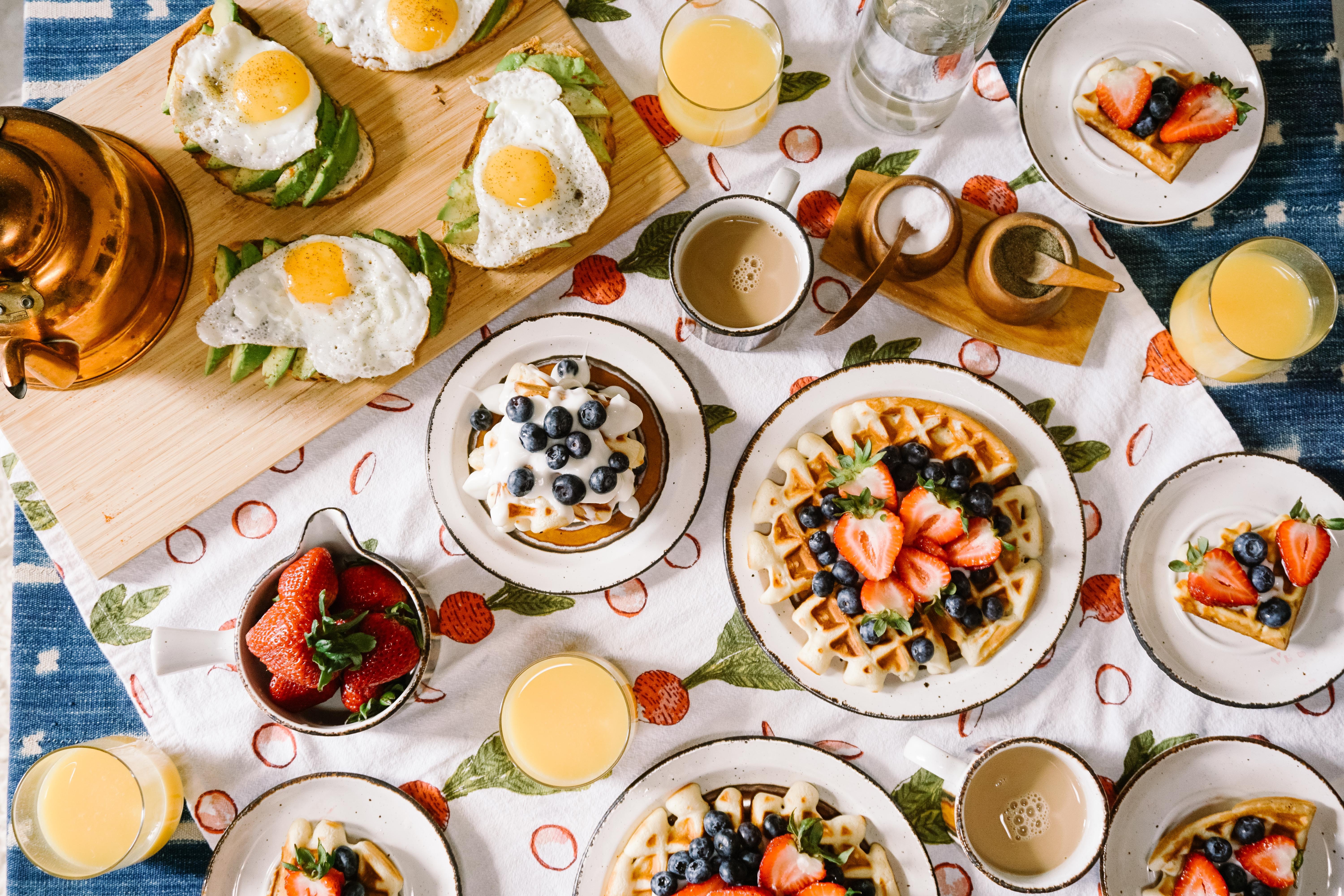 Jak správná snídaně ovlivní energii a výkon během dne: Využijte nejnovější vědecké studie a získejte inspiraci pro kvalitní stravování!