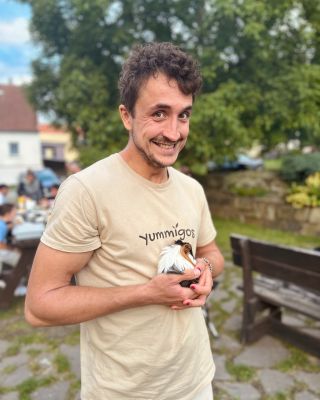 Léto, rodiny, jídlo a jedna malá chvíle radosti Tohle je fotka z jedné z našich nejoblíbenějších akcí léta – rodinného...