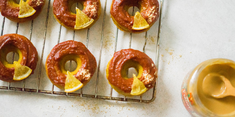 Dýňové arašídové donuty – recept s karamelovou polevou