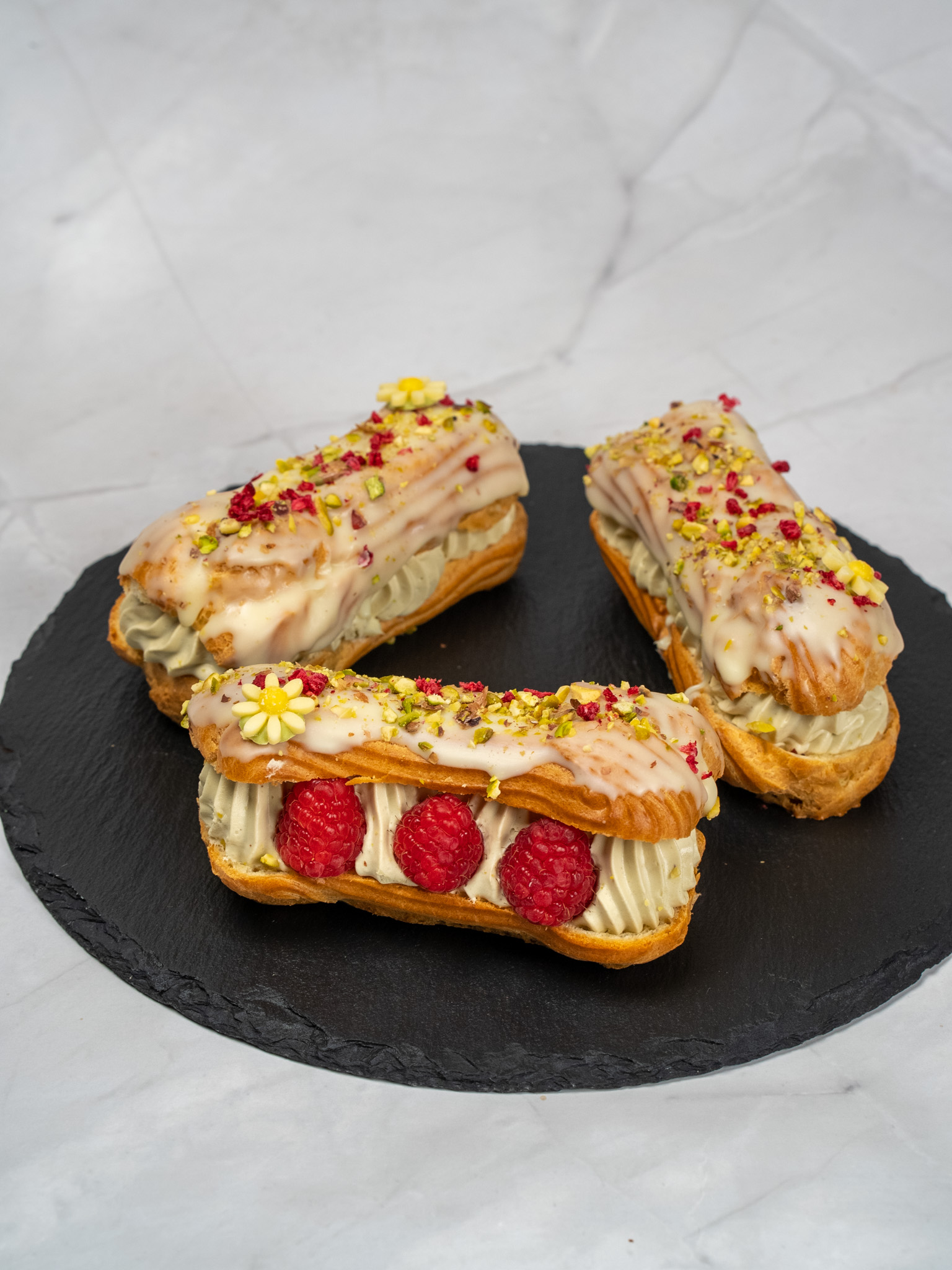 Pistáciový eclair s malinami – recept na křehké těsto a pistáciový krém