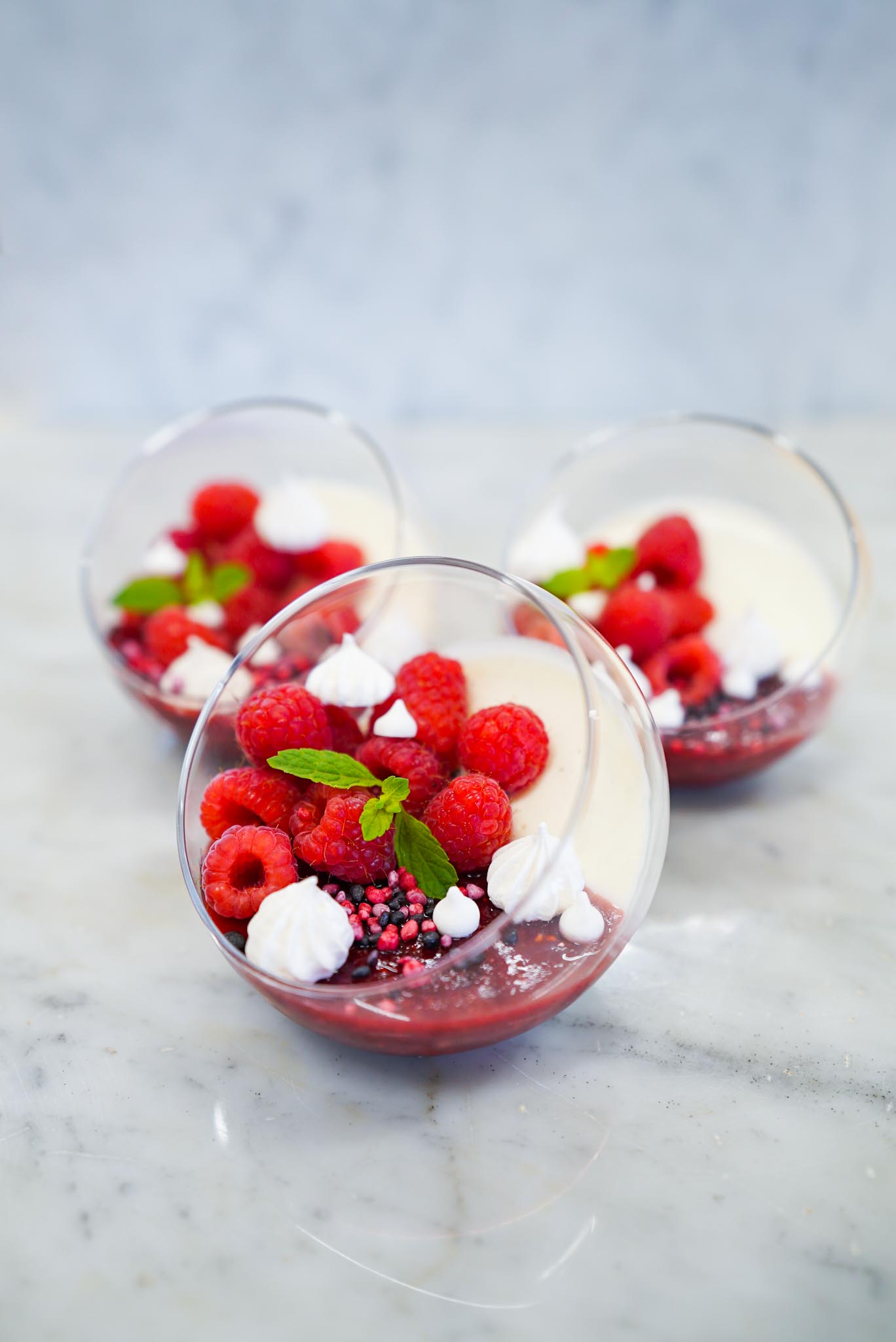 Panna Cotta v poháru – italský dezert s malinovým želé