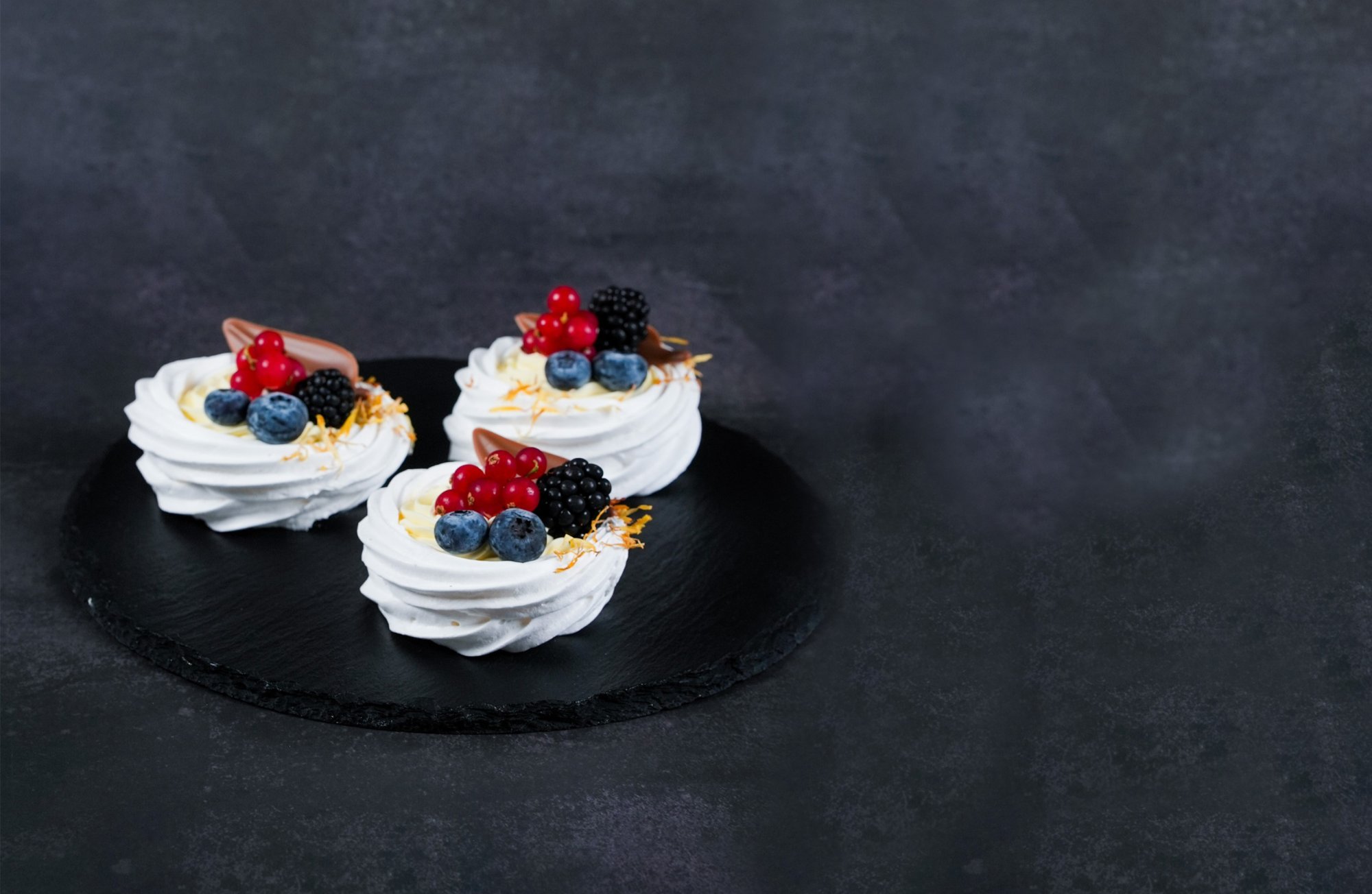 Mini citronová Pavlova – lehký dezert s mascarpone a čerstvým ovocem
