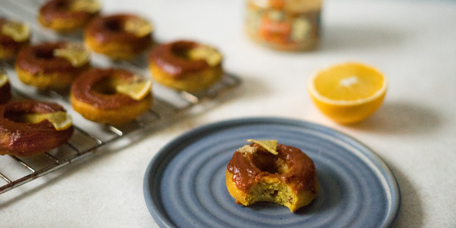 Dýňové arašídové donuty s karamelovou polevou