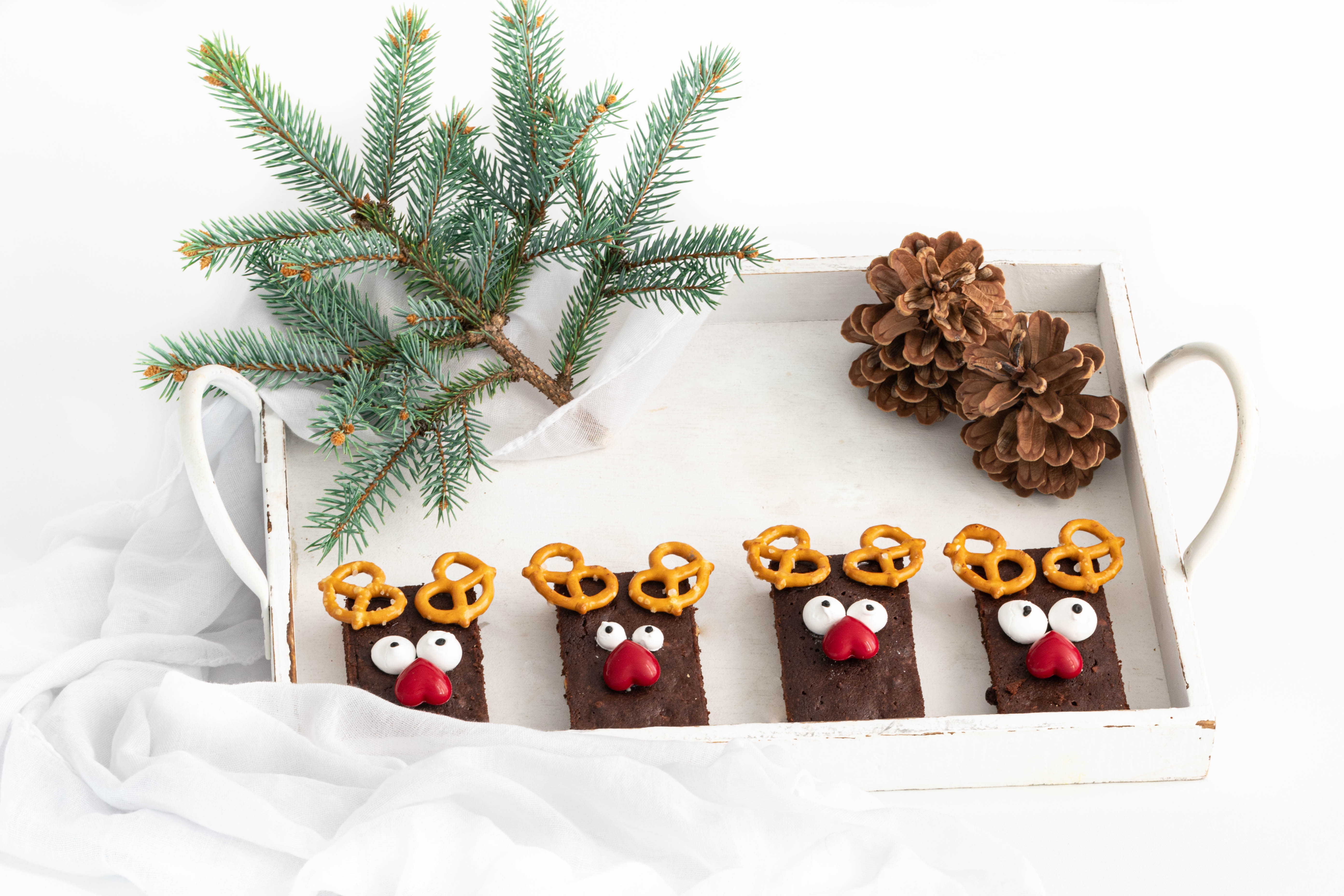 Vánoční brownie sobík s brusinkami a ořechy