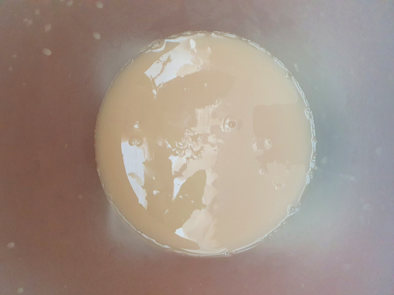 Čerstvo upečený bezlepkový chlebík na drevenej doske