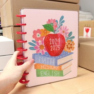 Učitelské diáře 📓 Máte u nás předobjednávku? Pak se můžete těšit a začít vyhlížet balíček. Dnes totiž balíčky s poslední...