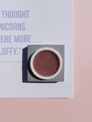 UMBER🌸 BLOOMY Builder Gel jemne kamuflážny tlmený ružový odtieň, pôsobí ako jemná kvetinová hmla uzavretá v gélovej...