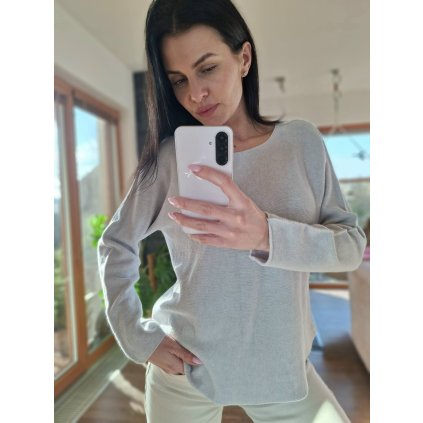 Prijemny svetrik ve světle sede barve